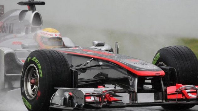 Lewis Hamilton s vozem McLaren při testech v Barceloně. Lewis Hamilton s vozem McLaren při testech v Barceloně.