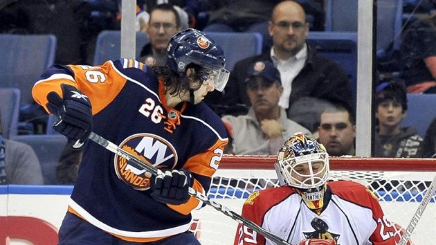 Brankář Floridy Tomáš Vokoun kryje puk před tečujícím Mattem Moulsonem z New York Islanders. Brankář Floridy Tomáš Vokoun kryje puk před tečujícím Mattem Moulsonem z New York Islanders.