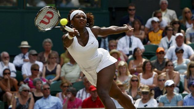 Sereně Williamsové se v semifinále Wimledonu proti Rusce Jeleně Dementěvové forhend nedařil. Sereně Williamsové se v semifinále Wimledonu proti Rusce Jeleně Dementěvové forhend nedařil.