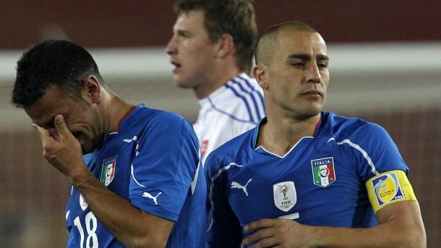Výraz naprostého zklamání je patrný v očích italských fotbalistů Quagliarella (vlevo) a Cannavara po vyřazení od Slováků. Výraz naprostého zklamání je patrný v očích italských fotbalistů Quagliarella (vlevo) a Cannavara po vyřazení od Slováků.
