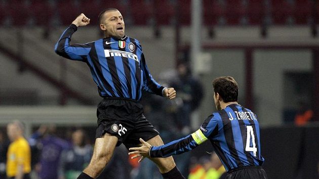 Walter Samuel z Interu Milán (vlevo) se raduje se svým spoluhráčem Javierem Zanettim z branky do sítě Dynama Kyjev. Walter Samuel z Interu Milán (vlevo) se raduje se svým spoluhráčem Javierem Zanettim z branky do sítě Dynama Kyjev.