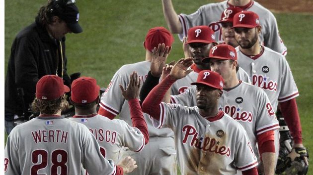 Basballisté Philadelphie se radují z vítězství v prvním utkání Světové série proti NY Yankees. Basballisté Philadelphie se radují z vítězství v prvním utkání Světové série proti NY Yankees.