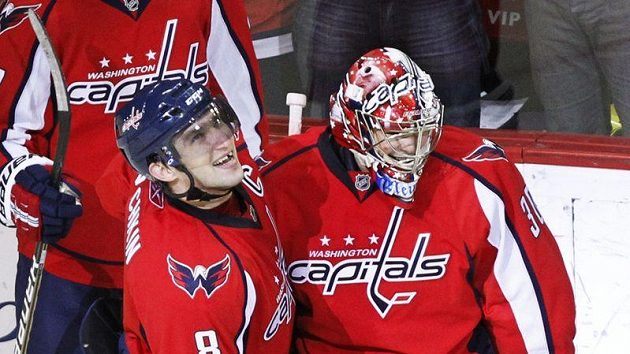 Brankář Washingtonu Michal Neuvirth (vpravo) oslavuje s Alexandrem Ovečkinem jeho vítězný gól v duelu s NY Islanders. Brankář Washingtonu Michal Neuvirth (vpravo) oslavuje s Alexandrem Ovečkinem jeho vítězný gól v duelu s NY Islanders.