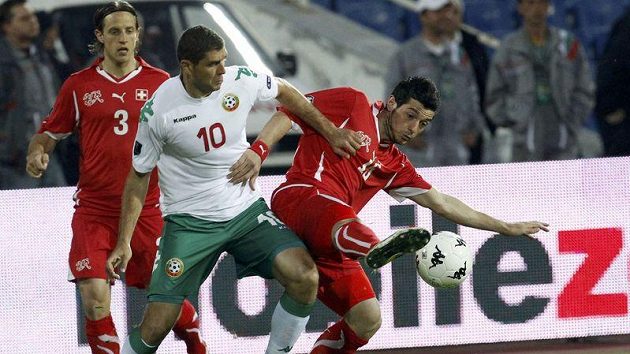 Bulhar Dimitar Makriev (uprostřed) v souboji se Švýcary Blerim Dzemailim (vpravo) a Reto Zieglerem. Bulhar Dimitar Makriev (uprostřed) v souboji se Švýcary Blerim Dzemailim (vpravo) a Reto Zieglerem.
