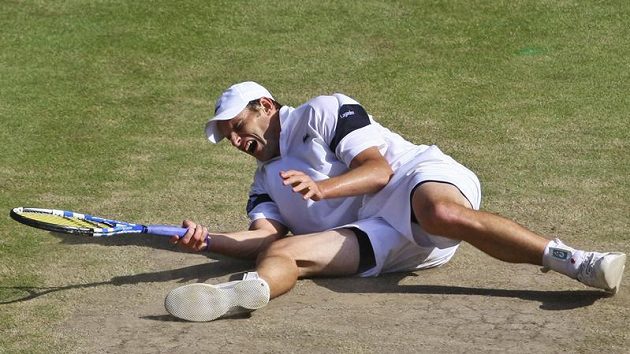 Americký tenista Andy Roddick leží na zemi po jednom z úderů během finále Wimbledonu proti Rogeru Federerovi ze Švýcarska. Americký tenista Andy Roddick leží na zemi po jednom z úderů během finále Wimbledonu proti Rogeru Federerovi ze Švýcarska.