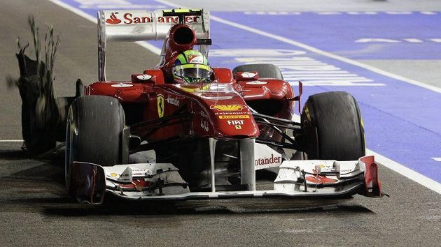 Pilot Ferrari Felipe Massa míří do boxů s rozhadrovanou zadní gumou po střetu s Lewisem Hamiltonem. Pilot Ferrari Felipe Massa míří do boxů s rozhadrovanou zadní gumou po střetu s Lewisem Hamiltonem.