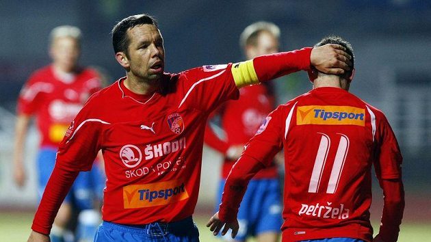 Plzeňský Pavel Horváth povzbuzuje svého spoluhráče Milana Petrželu.. Plzeňský Pavel Horváth povzbuzuje svého spoluhráče Milana Petrželu..