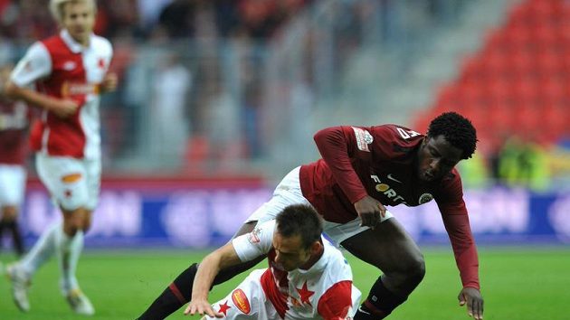 Bony Wilfried ze Sparty (nahoře) v souboji se slávistou Lukášem Jarolímem. Bony Wilfried ze Sparty (nahoře) v souboji se slávistou Lukášem Jarolímem.
