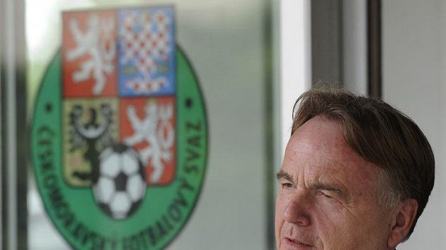 Šéf olomouckého fotbalového klubu Jaromír Gajda odchází z jednání disciplinární komise ČMFS. Šéf olomouckého fotbalového klubu Jaromír Gajda odchází z jednání disciplinární komise ČMFS.