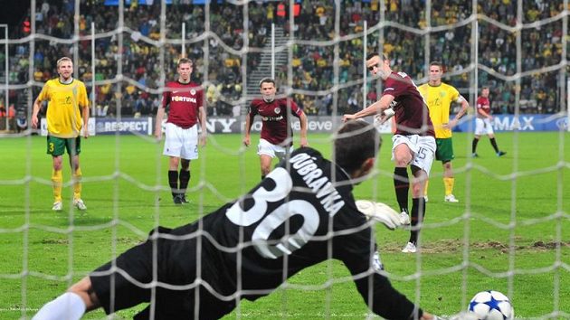 Brankář Žiliny Martin Dúbravka chytá penaltu v podání Kladrubského ze Sparty Brankář Žiliny Martin Dúbravka chytá penaltu v podání Kladrubského ze Sparty