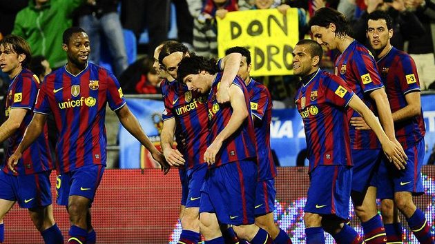 Barcelónští spoluhráči oslavuji svou hvězdu Lionela Messiho. Barcelónští spoluhráči oslavuji svou hvězdu Lionela Messiho.