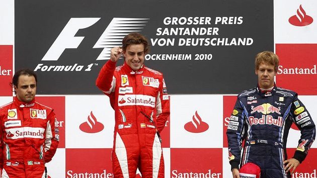 Fernando Alonso (uprostřed) na stupních vítězů po GP Německa Fernando Alonso (uprostřed) na stupních vítězů po GP Německa