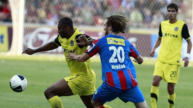 Petr Jiráček z Plzně (vpravo) stíhá sparťanského útočníka Leonarda Kweukeho. Kamerunec dal před rokem v Plzni dva góly. Petr Jiráček z Plzně (vpravo) stíhá sparťanského útočníka Leonarda Kweukeho. Kamerunec dal před rokem v Plzni dva góly.