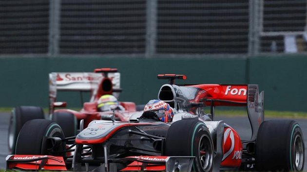 Pilot McLarenu Jenson Button na trati v Melbourne. Pilot McLarenu Jenson Button na trati v Melbourne.