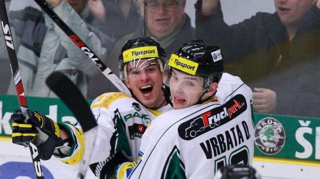 Michal Tvrdík (vlevo) se raduje se svým spoluhráčem z Mladé Boleslavi Davidem Vrbatou z branky. Michal Tvrdík (vlevo) se raduje se svým spoluhráčem z Mladé Boleslavi Davidem Vrbatou z branky.