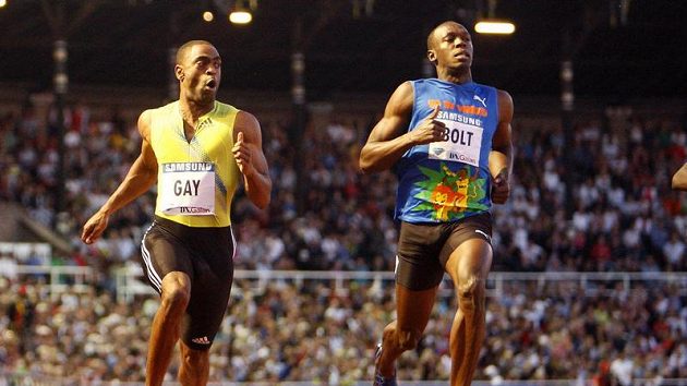Americký sprinter Tyson Gay (vlevo) probíhá cílovou rovinkou v závodě ve Stockholmu před světovým rekordmanem Usainem Boltem z Jamajky. Americký sprinter Tyson Gay (vlevo) probíhá cílovou rovinkou v závodě ve Stockholmu před světovým rekordmanem Usainem Boltem z Jamajky.