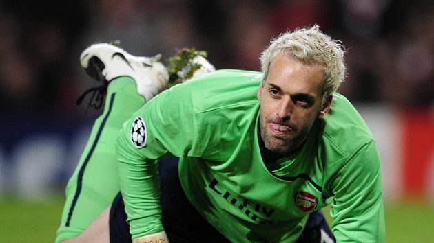 Gólman Arsenalu Manuel Almunia odchází an hostování do West Hamu. Gólman Arsenalu Manuel Almunia odchází an hostování do West Hamu.
