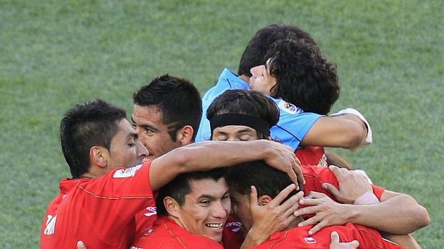 Hráči Chile se radují ze vstřeleného gólu. Hráči Chile se radují ze vstřeleného gólu.