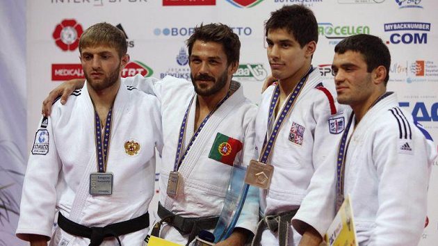 Zleva stříbrný Murat Kodzokov z Ruska, Joao Pina, Jaromír Ježek a Turek Hasan Vanlioglu. Zleva stříbrný Murat Kodzokov z Ruska, Joao Pina, Jaromír Ježek a Turek Hasan Vanlioglu.