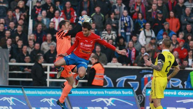 Před plzeňským Markem Bakošem sbírá míč ze vzduchu brankář Sparty Jaromír Blažek. Přihlíží Tomáš Řepka. Před plzeňským Markem Bakošem sbírá míč ze vzduchu brankář Sparty Jaromír Blažek. Přihlíží Tomáš Řepka.