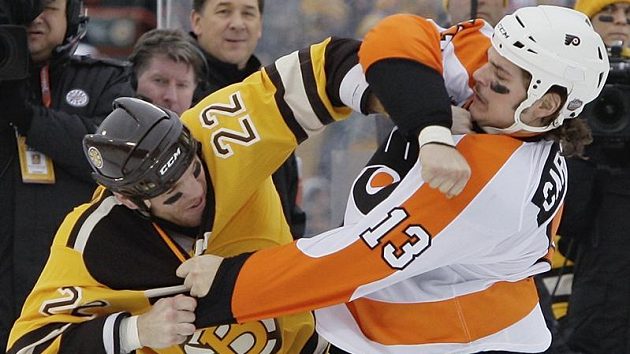 Shawn Thornton z Bostonu (vlevo) a Daniel Carcillo z Philadelphie během pěstního souboje - archivní foto. Shawn Thornton z Bostonu (vlevo) a Daniel Carcillo z Philadelphie během pěstního souboje - archivní foto.