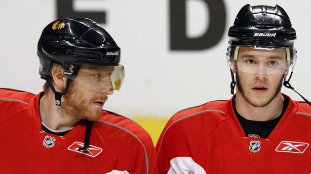Marián Hossa (vlevo) a Jonathan Toews na tréninku Chicaga Marián Hossa (vlevo) a Jonathan Toews na tréninku Chicaga