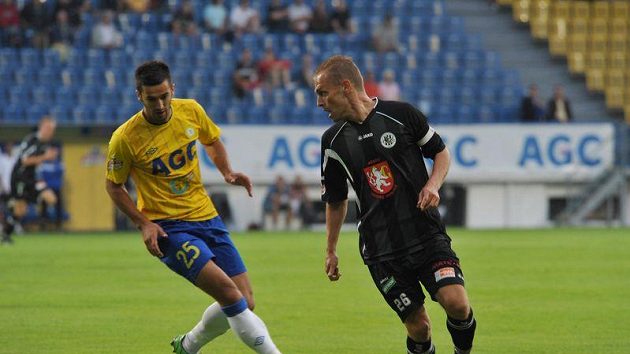 Roman Fischer z Hradce Králové (vpravo) kontroluje míč před Aidinem Mahmutovičem z Teplic. Roman Fischer z Hradce Králové (vpravo) kontroluje míč před Aidinem Mahmutovičem z Teplic.