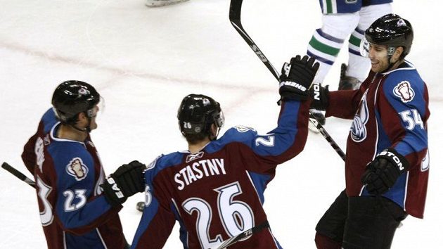 Hokejisté Colorada Milan Hejduk (vlevo) a Paul Stastny (uprostřed) gratulují úspěšnému střelci Davidu Jonesovi v duelu s Vancouverem. Hokejisté Colorada Milan Hejduk (vlevo) a Paul Stastny (uprostřed) gratulují úspěšnému střelci Davidu Jonesovi v duelu s Vancouverem.