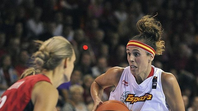 Španělská basketbalistka Amaya Valdemorová (vpravo) se snaží prosadit přes českou hráčku Petru Kulichovou. Španělská basketbalistka Amaya Valdemorová (vpravo) se snaží prosadit přes českou hráčku Petru Kulichovou.