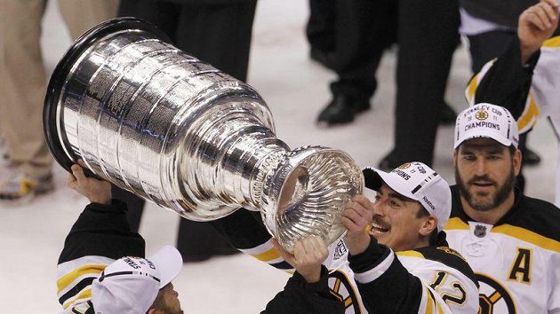 Tomáš Kaberle (uprostřed) přebírá Stanley Cup. Tomáš Kaberle (uprostřed) přebírá Stanley Cup.