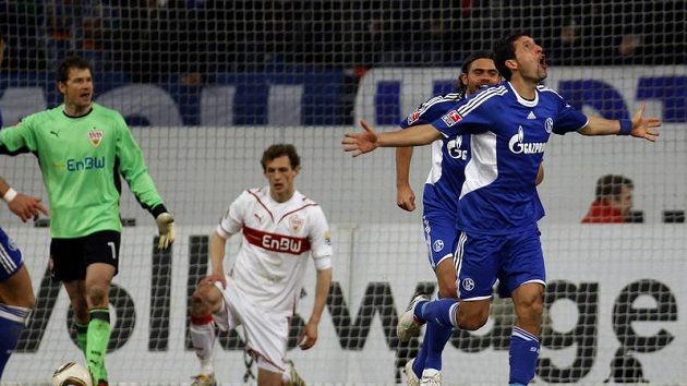 Fotbalisté Schalke Edu (druhý zprava) a Kevin Kuranyi oslavují gól vstřelený Stuttgartu. Fotbalisté Schalke Edu (druhý zprava) a Kevin Kuranyi oslavují gól vstřelený Stuttgartu.