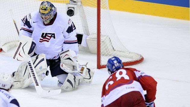 Jaromír Jágr střílí gól do sítě USA ve čtvrtfinále MS. Ty Conclin byl proti jeho ráně bezmocný. Jaromír Jágr střílí gól do sítě USA ve čtvrtfinále MS. Ty Conclin byl proti jeho ráně bezmocný.