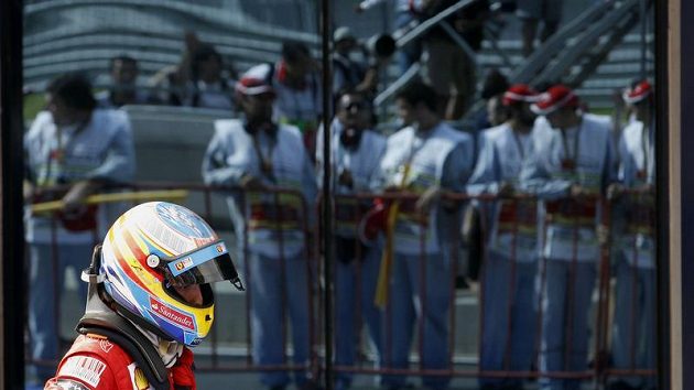 Pilot Ferrari Fernando Alonso prochází paddockem po Velké ceně Turecka v Istanbulu. Pilot Ferrari Fernando Alonso prochází paddockem po Velké ceně Turecka v Istanbulu.