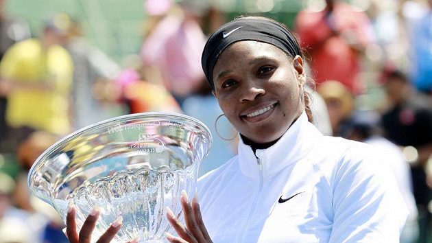 Serena Williamsová s trofejí pro vítězku turnaje ve Stanfordu. Serena Williamsová s trofejí pro vítězku turnaje ve Stanfordu.