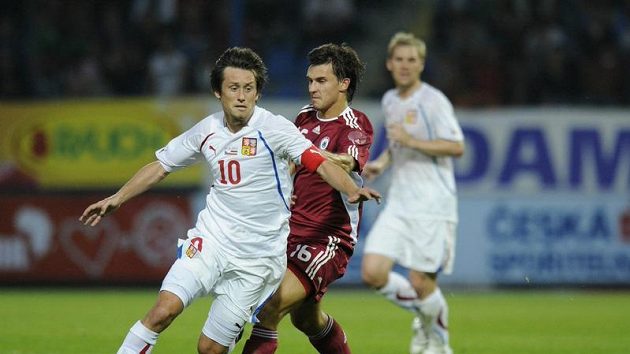 Tomáše Rosického v národním dresu stíhá Maksims Rafalskis z Lotyšska. Tomáše Rosického v národním dresu stíhá Maksims Rafalskis z Lotyšska.