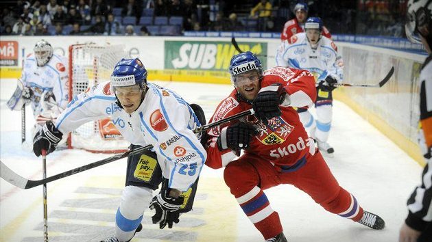 Finský hokejista Ville Uusitalo (vlevo) se přetlačuje s Jiřím Novotným v utkání Euro Hockey Tour ve Finsku. Finský hokejista Ville Uusitalo (vlevo) se přetlačuje s Jiřím Novotným v utkání Euro Hockey Tour ve Finsku.