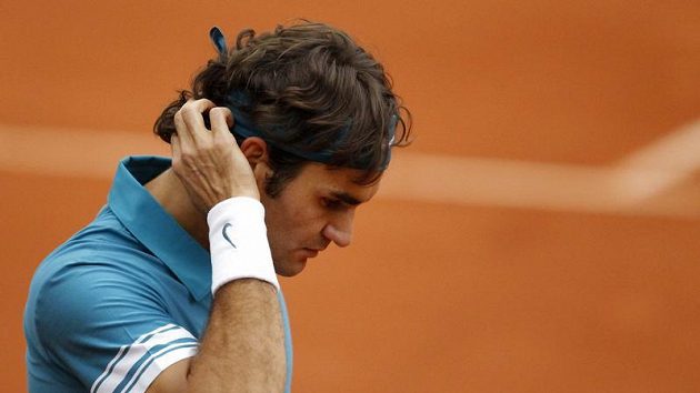 Zklamaný Roger Federer během čtvrtfinále se Söderlingem Zklamaný Roger Federer během čtvrtfinále se Söderlingem