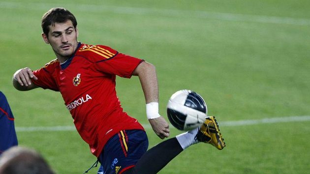 Španělský brankář Iker Casillas na tréninku před zápasem s českým týmem. Španělský brankář Iker Casillas na tréninku před zápasem s českým týmem.