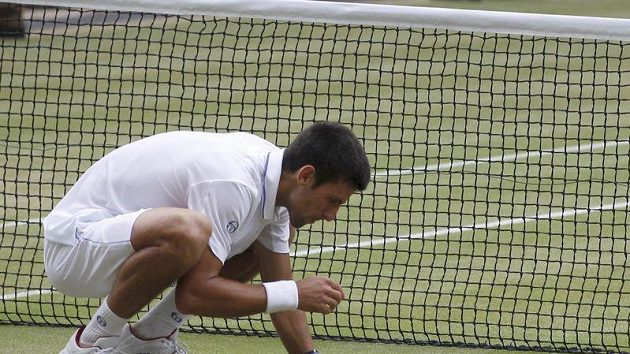 Tenista Novak Djokovič slavil vítězství ve Wimbledonu tím, že jedl trávu z kurtu. Tenista Novak Djokovič slavil vítězství ve Wimbledonu tím, že jedl trávu z kurtu.
