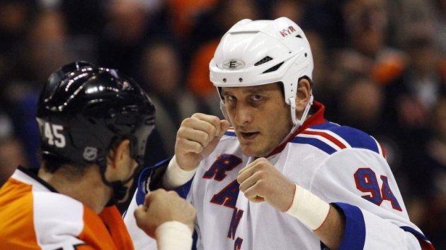 Derek Boogaard v dobách své bitkařské slávy.. Derek Boogaard v dobách své bitkařské slávy..
