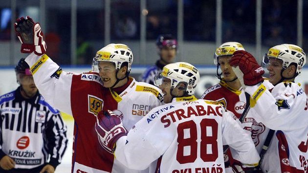 Slávista Tomáš Hertl (vlevo) oslavuje branku vstřelenou na ledě Kladna. Slávista Tomáš Hertl (vlevo) oslavuje branku vstřelenou na ledě Kladna.
