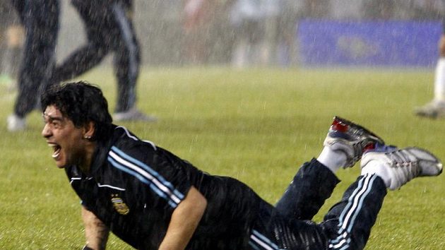 Trenér Argentiny Diego Maradona se za hustého deště raduje z důležitého vítězství nad Peru Trenér Argentiny Diego Maradona se za hustého deště raduje z důležitého vítězství nad Peru