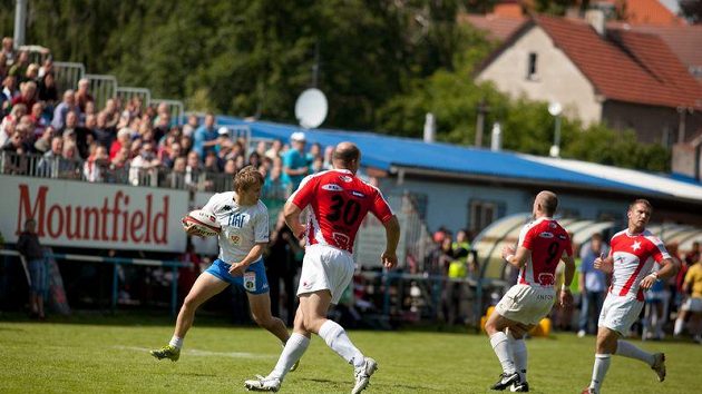 Říčanští ragbisté se dokázali probít k mistrovskému titulu, i když proti nim stála ve finále trojnásobná slávistická hradba. Říčanští ragbisté se dokázali probít k mistrovskému titulu, i když proti nim stála ve finále trojnásobná slávistická hradba.