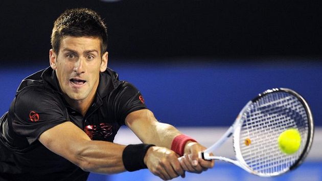 Srb Novak Djokovič v zápase s Jo-Wilfriedem Tsongou na Australian Open. Srb Novak Djokovič v zápase s Jo-Wilfriedem Tsongou na Australian Open.