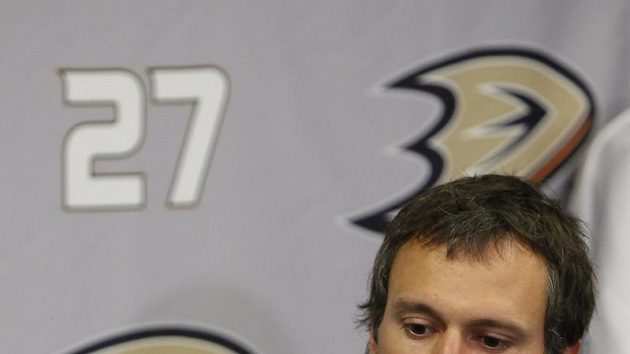 Podobně jako mnozí před ním, ani Scott Niedermayer se při oznámení konce aktivní kariéry neubránil dojetí. Podobně jako mnozí před ním, ani Scott Niedermayer se při oznámení konce aktivní kariéry neubránil dojetí.