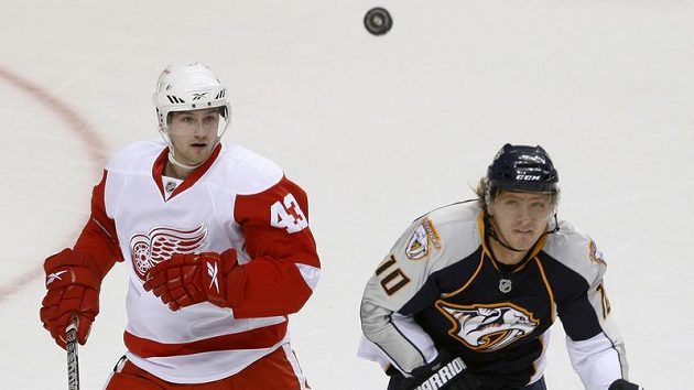Hokejista Martin Erat (vpravo) z Nashvillu sleduje v NHL spolu s detroitským útočníkem Darrenem Helmem puk. Hokejista Martin Erat (vpravo) z Nashvillu sleduje v NHL spolu s detroitským útočníkem Darrenem Helmem puk.