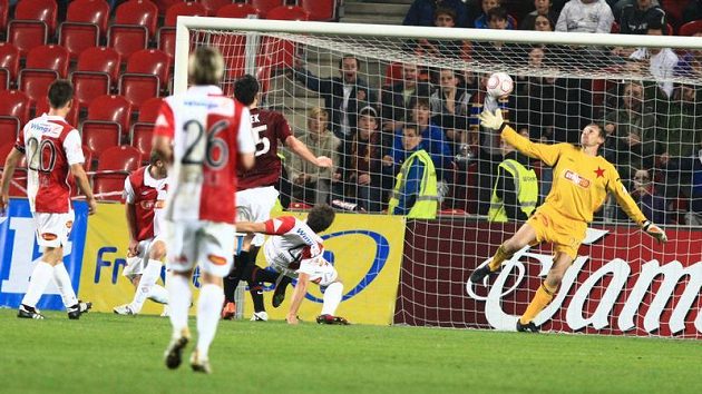 Brankář Slavie Martin Vaniak inkasuje v derby rozhodující gól od sparťana Bony Wilfrieda. Brankář Slavie Martin Vaniak inkasuje v derby rozhodující gól od sparťana Bony Wilfrieda.