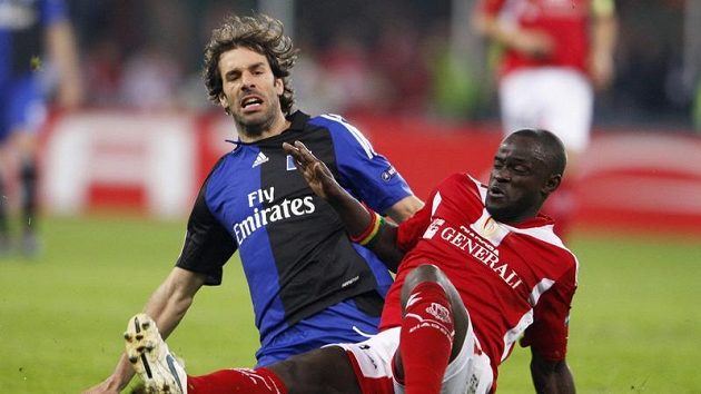 Ruud van Nistelrooij (vlevo) v dresu Hamburku. Ruud van Nistelrooij (vlevo) v dresu Hamburku.