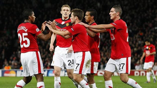Fotbalisté Manchesteru United se radují z branky Fotbalisté Manchesteru United se radují z branky
