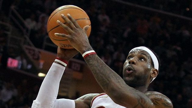 LeBron James měl velké problémy se zraněnou pravou rukou. LeBron James měl velké problémy se zraněnou pravou rukou.